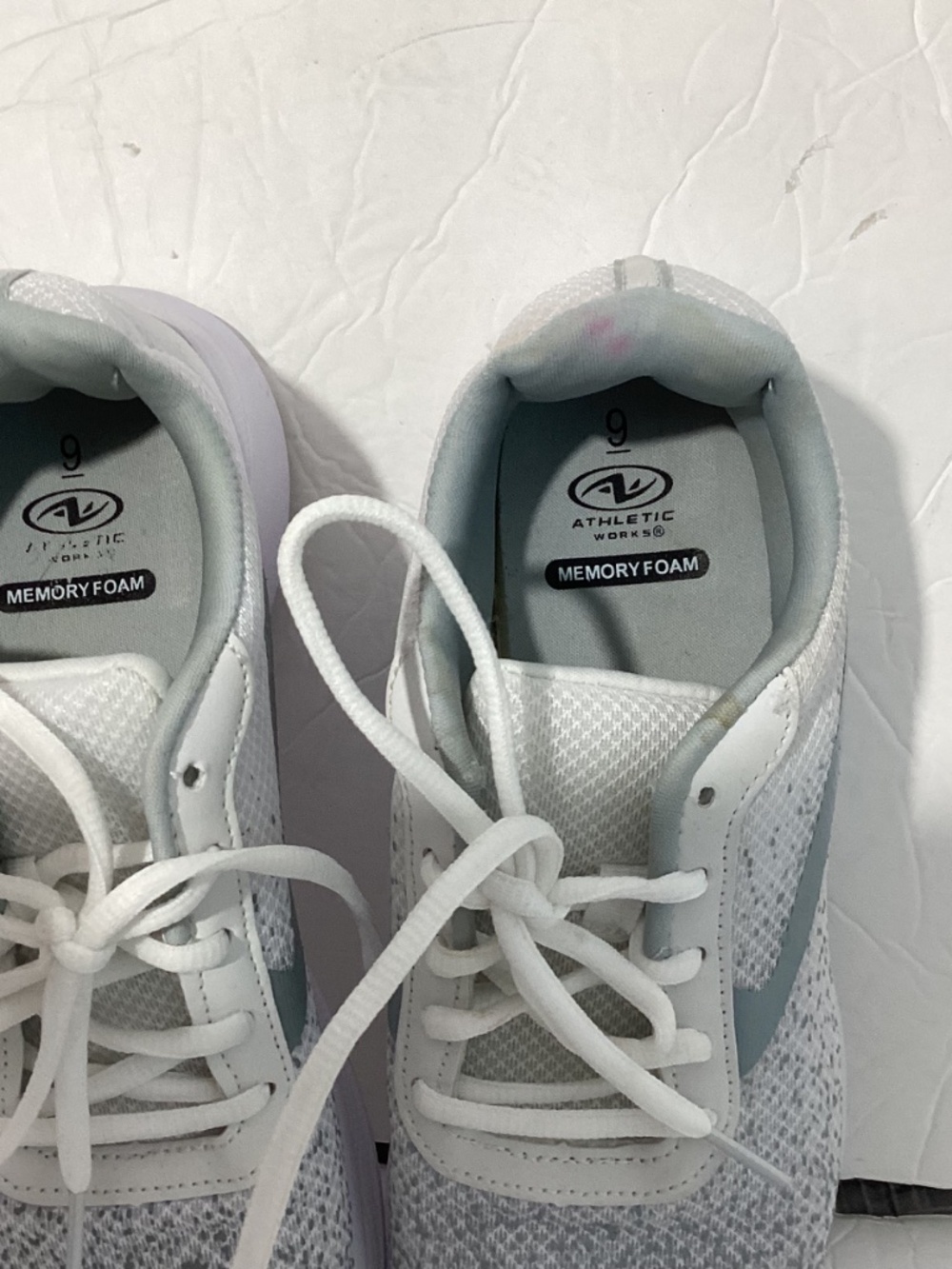 ATHLETIC WORKS WOMAN MEMORY FOAM GRAY SNEAKERS WALK SHOES SIZE 9 - Picture 2 of 10